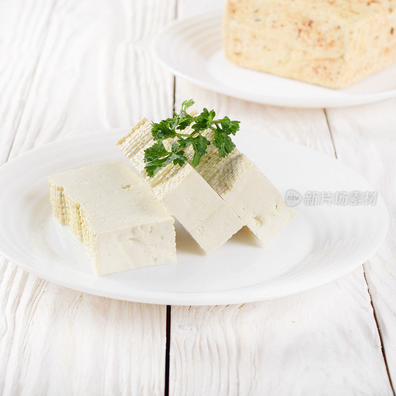 豆腐脑在粘土盘的特写。奶酪的非乳制品替代品