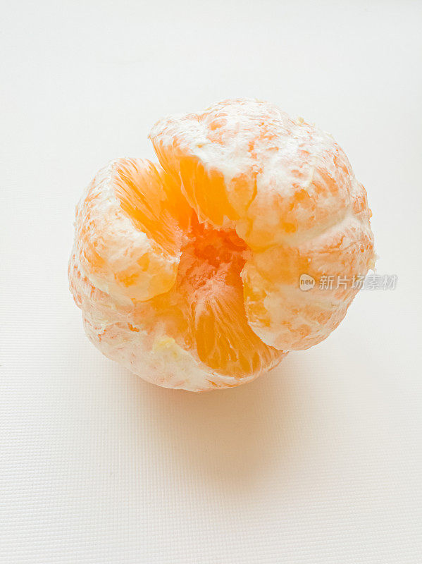 橙色水果与橙子特写，孤立在白色