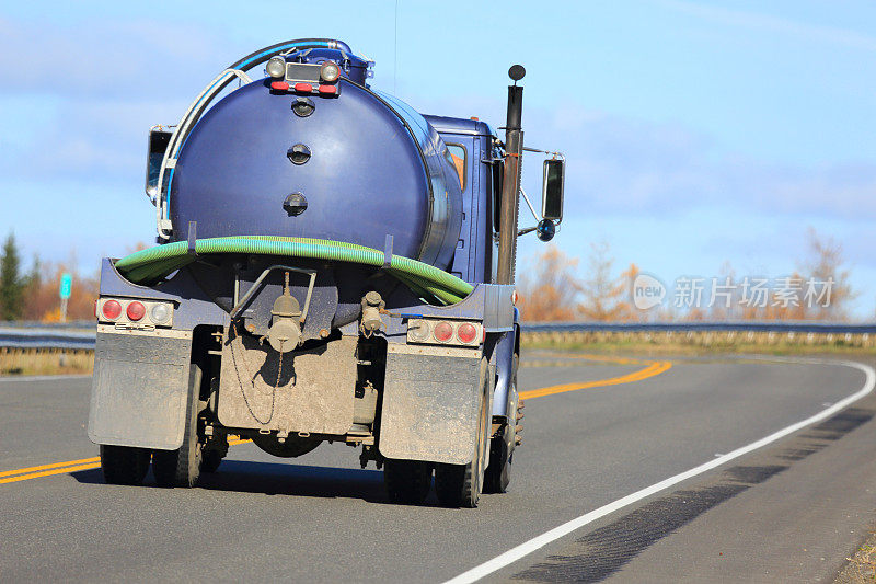 在高速公路上行驶的化粪车