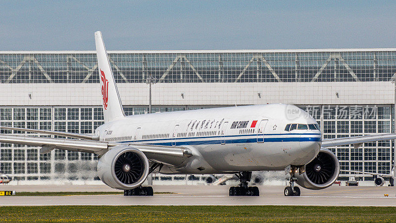 中国国际航空公司波音777客机正准备在慕尼黑机场起飞
