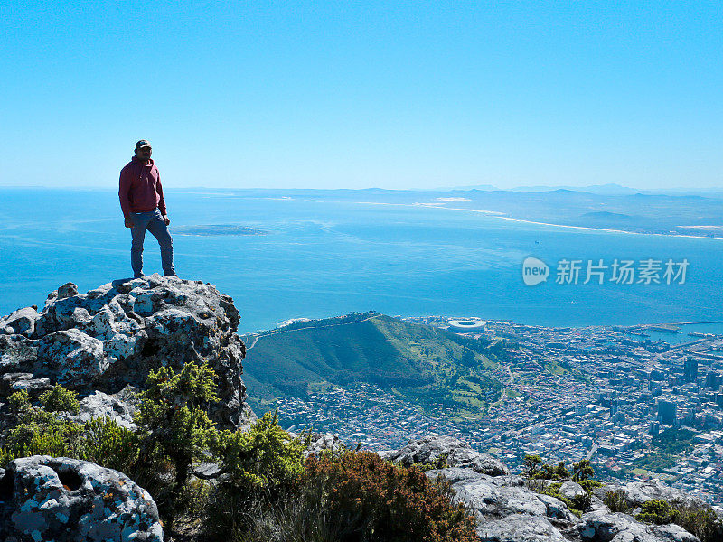 一名男子正在观看开普敦的桌山