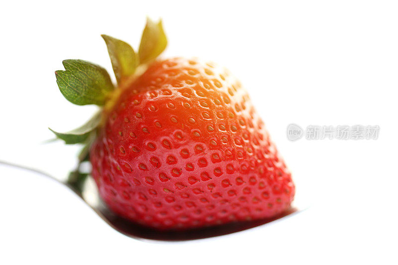 草莓的特写勺子与白色的背景