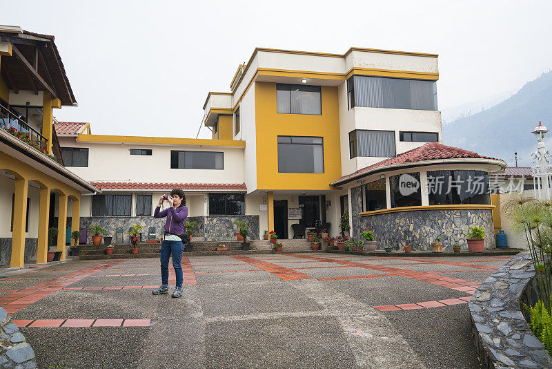 厄瓜多尔巴尼奥斯，一名游客在旅馆拍照