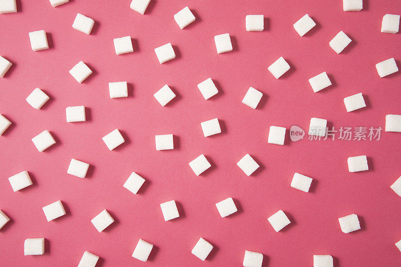 粉红色背景上的白糖方块图案