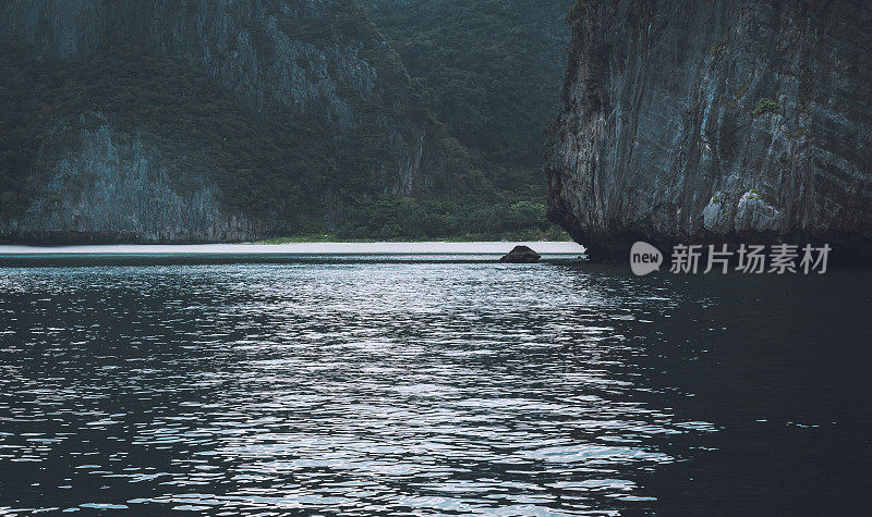 群山环绕的热带海滩