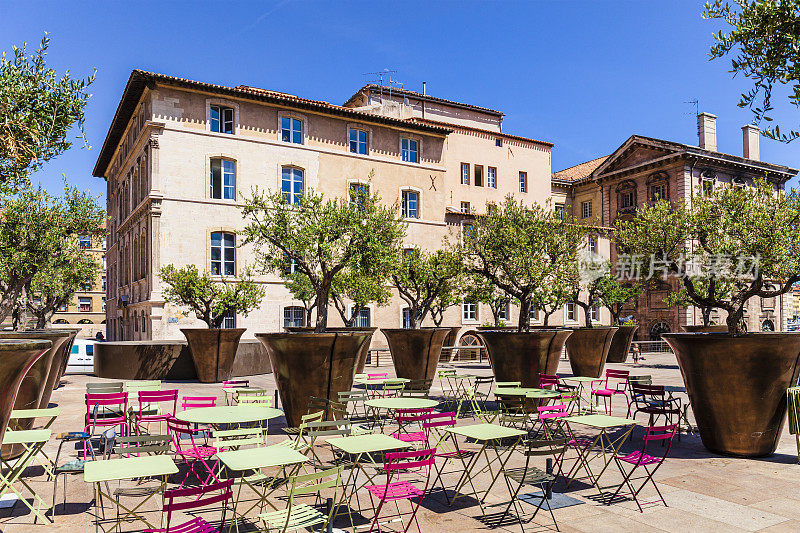 法国-马西尔，一个户外咖啡馆的彩色桌椅