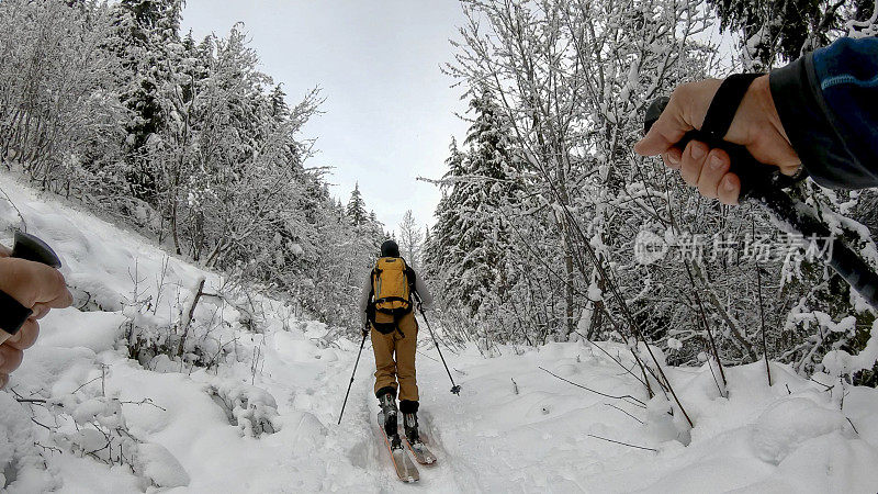 偏远地区的滑雪者登山