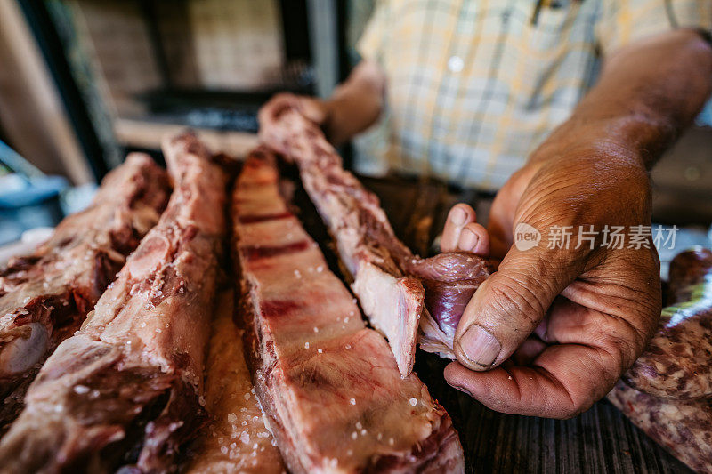 成熟的男子准备佐料生肉为浅堂