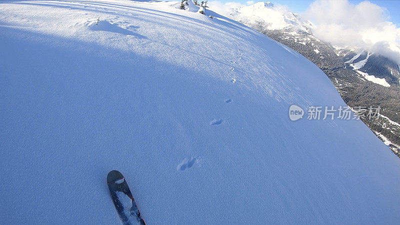 山地滑雪运动员攀登高山的第一人称视角