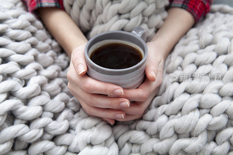 手持咖啡杯