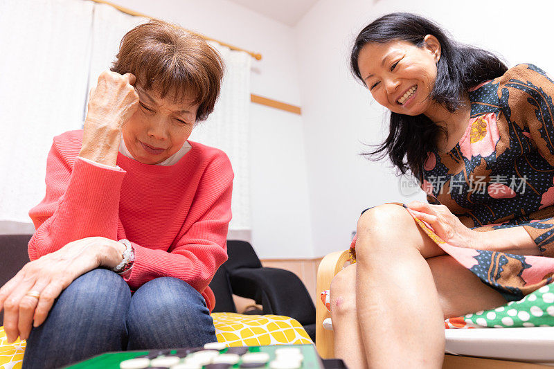 妈妈和女儿在玩棋盘游戏