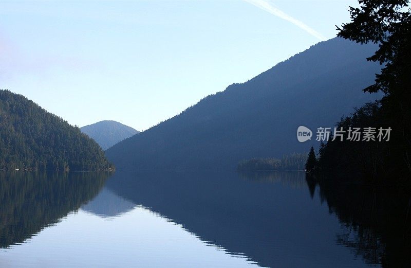 倒影中的新月湖