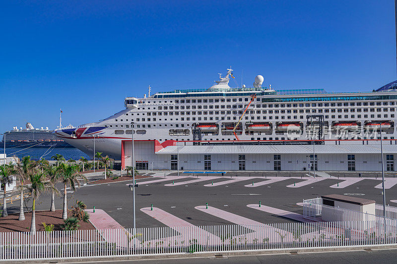 一艘Oceana邮轮停泊在特内里费岛的圣克鲁斯港