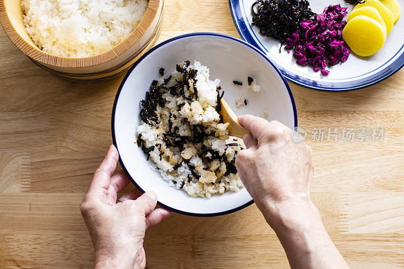 这是一种用各种材料做成的五颜六色的日本饭团