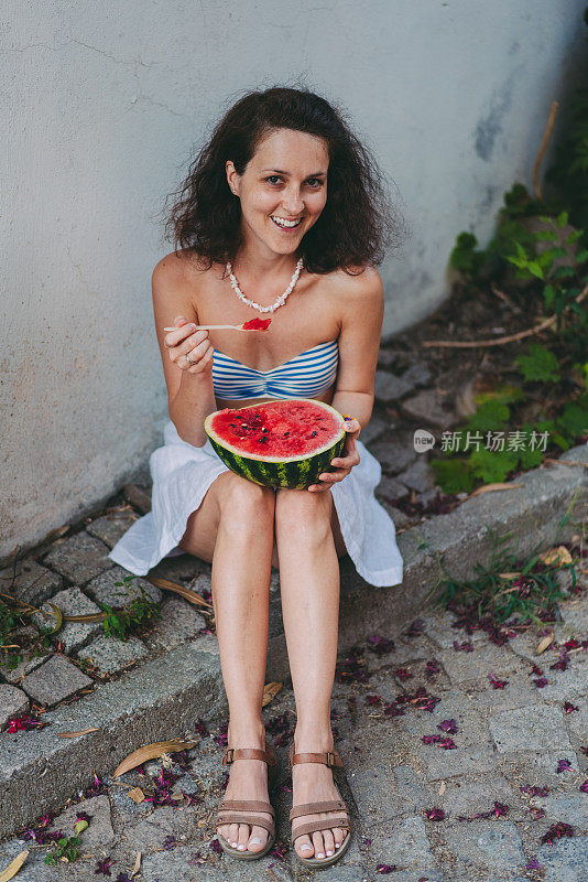 夏天旅行时吃西瓜的女人