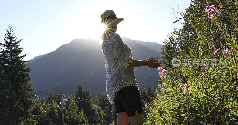 成熟的女人喜欢山腰上的高山花朵