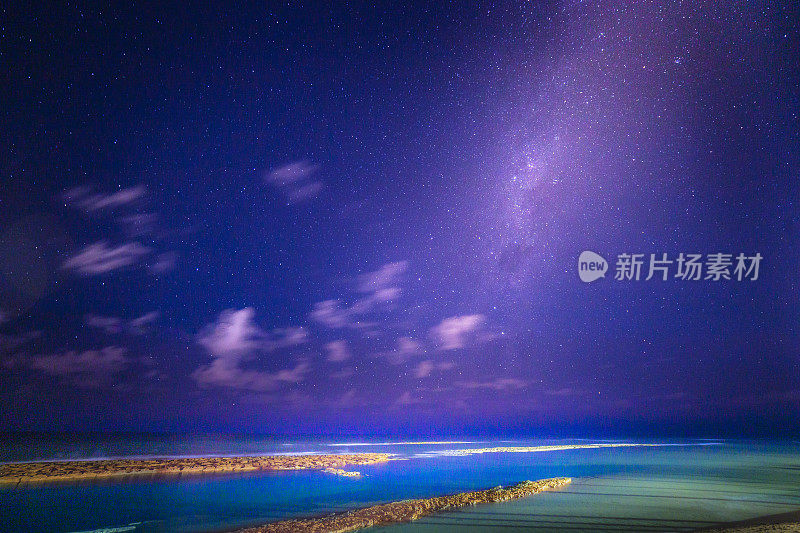 巴西巴伊亚的夜空和海滩星星景观上的银河系