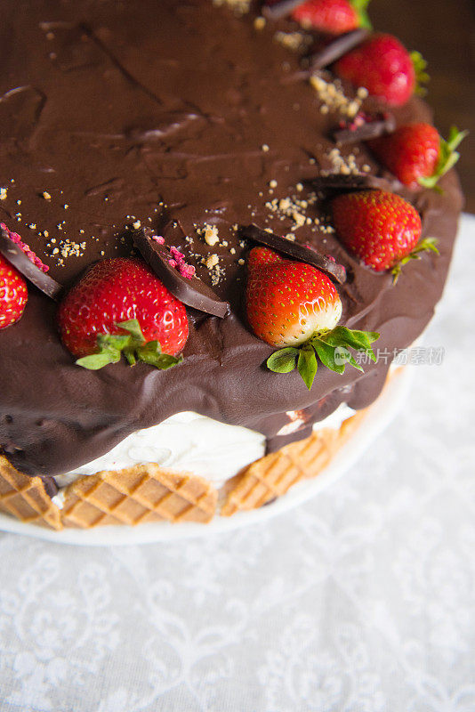 新鲜草莓巧克力蛋糕