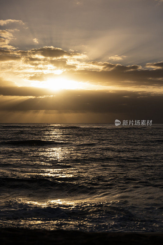 太平洋上的日出――考艾岛