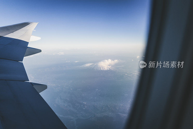 从飞机上看富士山