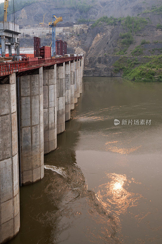 阳光兔，河流，水电站，建筑工地，排水管道。