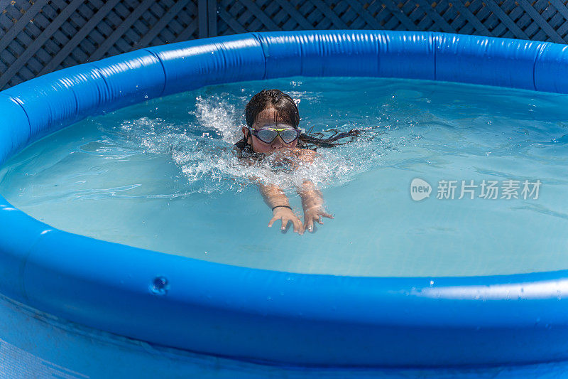 12岁的女孩在充气游泳池游泳