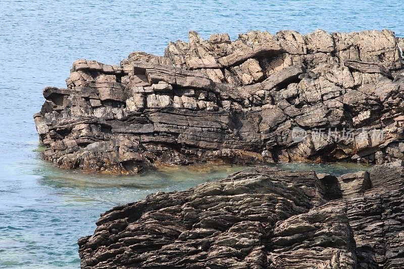 海中嶙峋的岩石