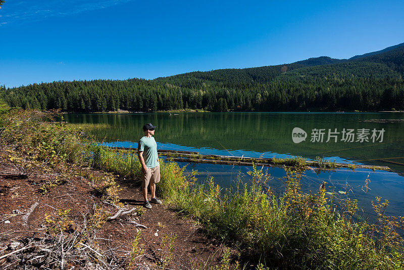 一个人在湖边独自徒步旅行