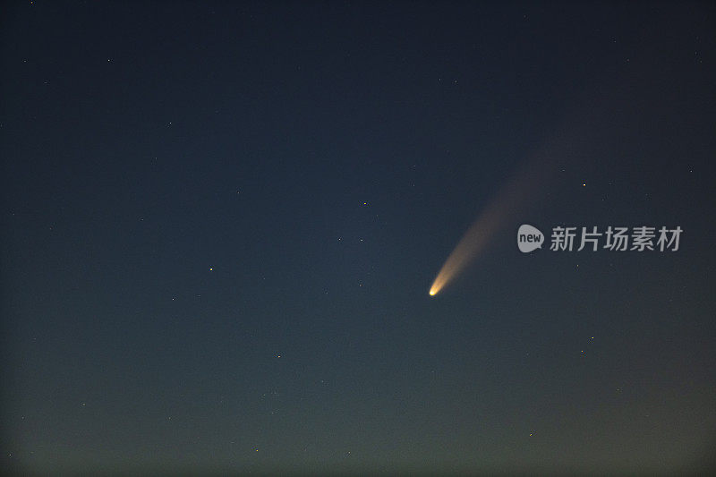 黑暗夜空中的Neowise彗星