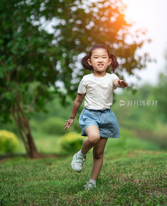 可爱小女孩跑步