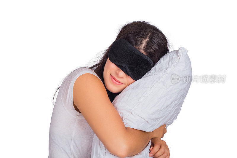 戴着睡眠面罩，拿着枕头的女人。