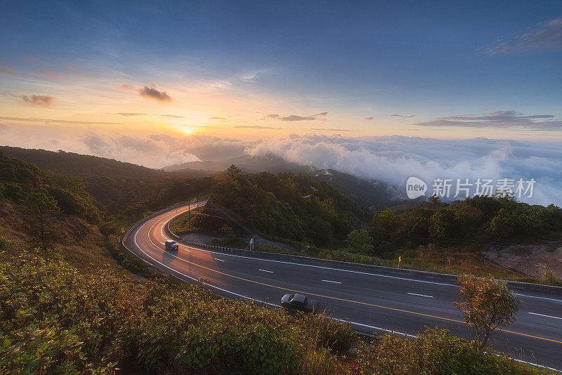 泰国清迈，美丽的道路和晨云。