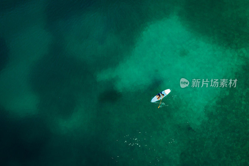 鸟瞰一艘船漂浮在碧绿的水面上