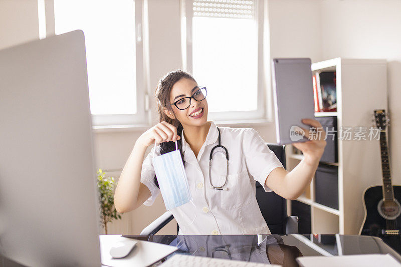 新冠肺炎大流行期间，年轻女医生在数字平板电脑上与患者视频通话