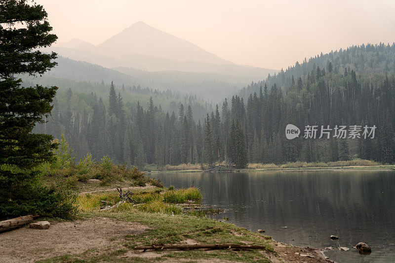 田园诗般的高山科罗拉多州洛基山森林湖附近的碲化物在森林火灾的烟雾环境下