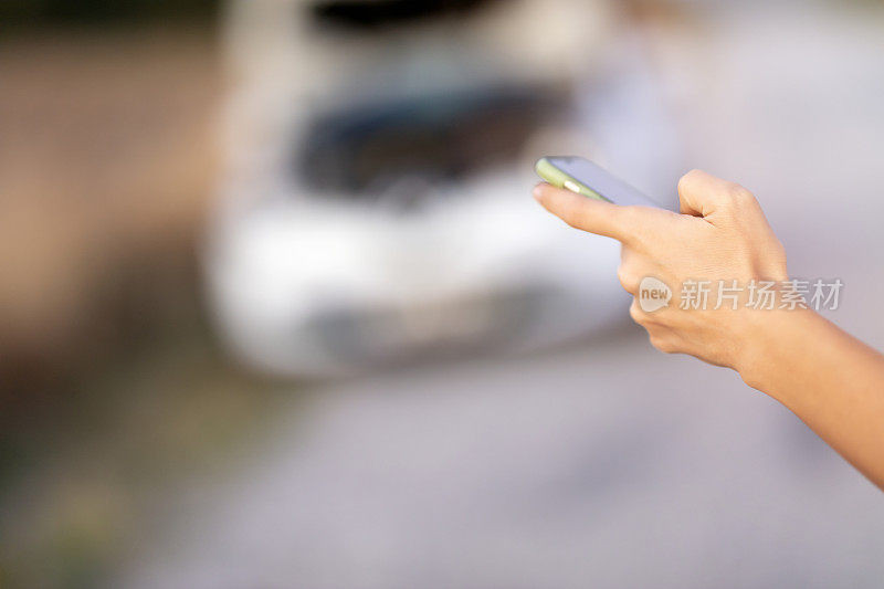 女人打电话求救，她的车坏了!