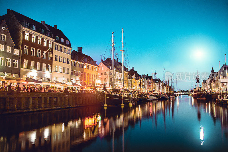 丹麦哥本哈根尼哈芬区和运河夜晚的许多灯光