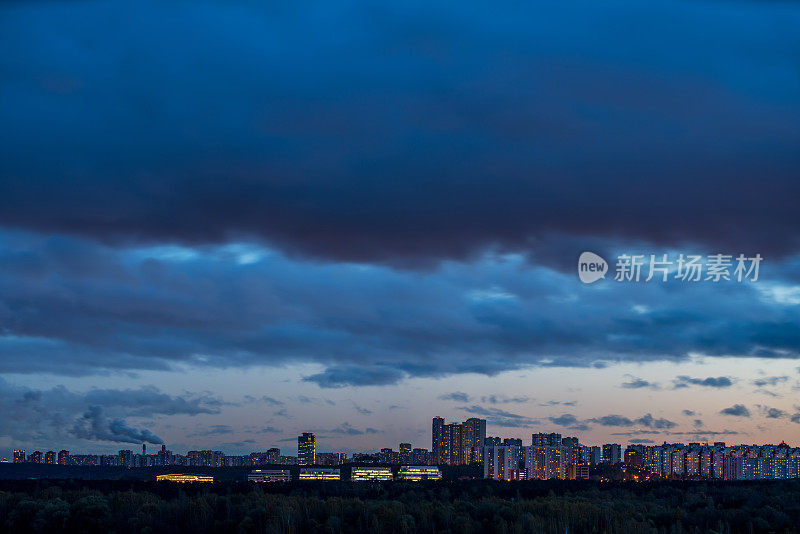 夜晚拍摄的城市天际线和戏剧性的天空