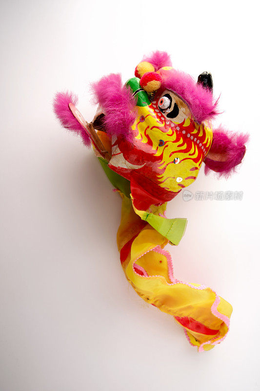 玩具中国传统舞狮孤立在白色背景