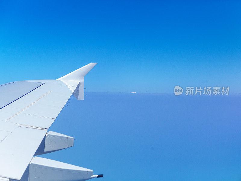 在晴朗的天空中，与空客A380在高空飞行