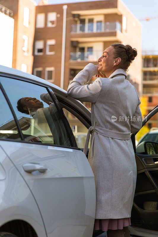 女人站在客车门口沉思