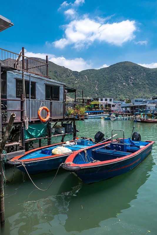 香港著名的旅游景点。香港大屿山大澳渔村水中的船只