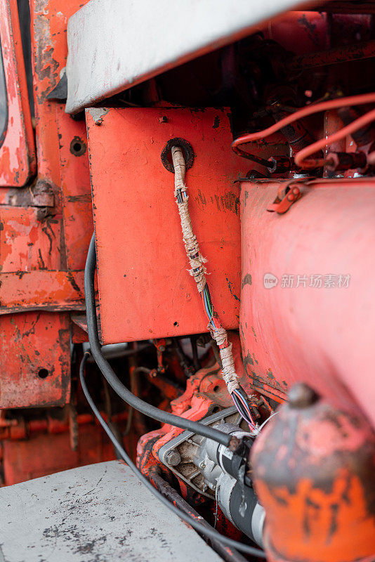 老式发动机拖拉机系统部分旧柴油发动机重型机器近景垃圾锈迹油脏红色抽象细节与尖锐的选择性焦点