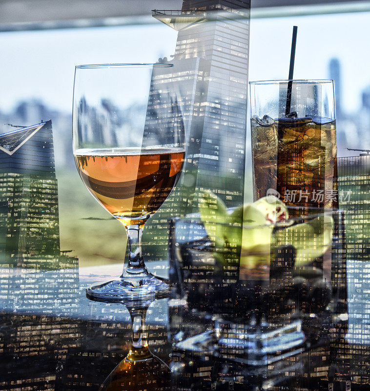 在中央公园和曼哈顿中城的全景前的鸡尾酒和啤酒的抽象图像。