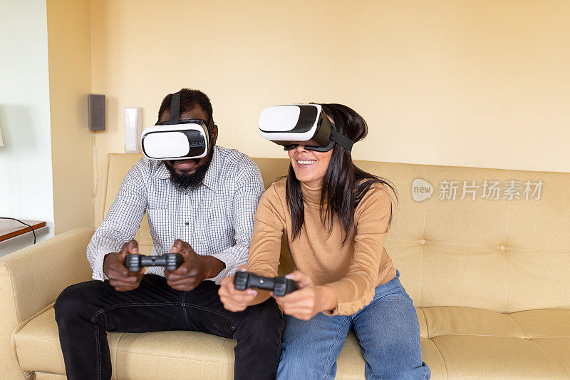 一名年轻女子和她帅气的男友戴着VR眼镜玩3D游戏。