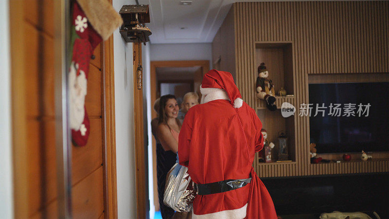 圣诞老人到达房子的后视图