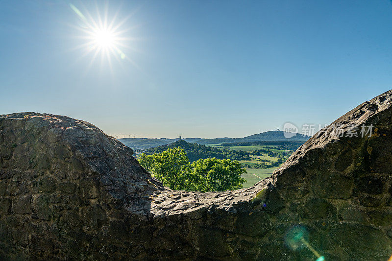 城堡废墟和duensberg山与美丽的ladscape全景。从德国黑塞吉森附近的中世纪城堡废墟gleiberg观看