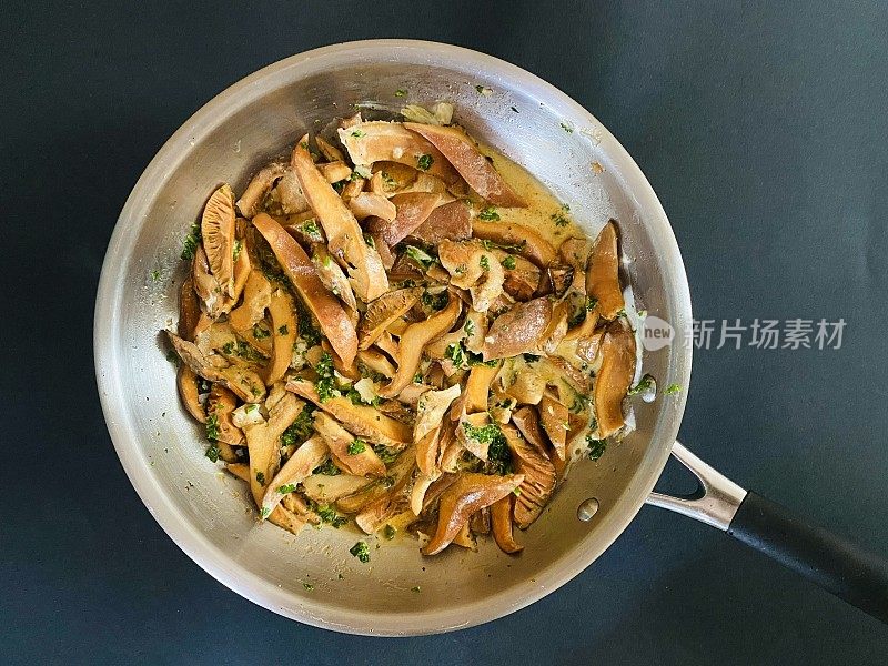 藏红花牛奶帽蘑菇在平底锅烹饪