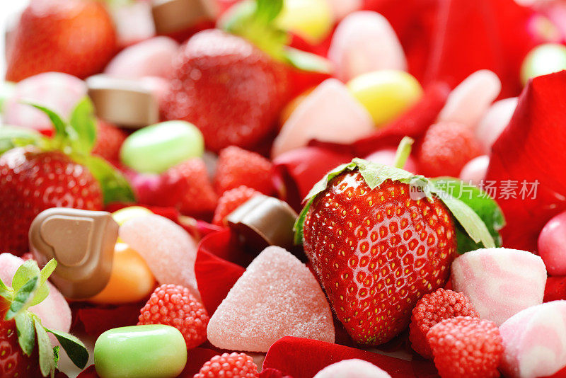 明亮漂亮的糖果和草莓