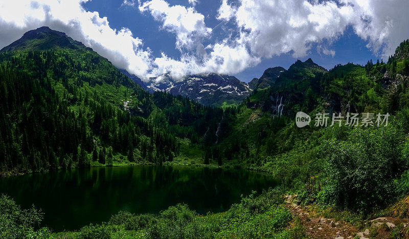 深绿色的湖水从山上汇聚成一幅美丽的湖光山色全景